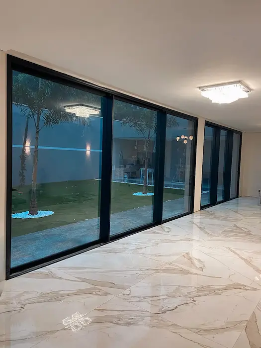 Porta de correr aluminio e vidro minimalista