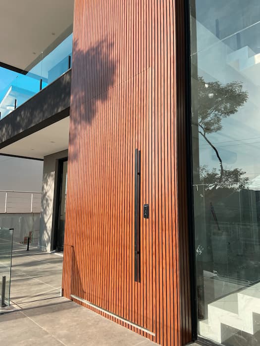 Porta pivotante com painel acima - aluminio madeira